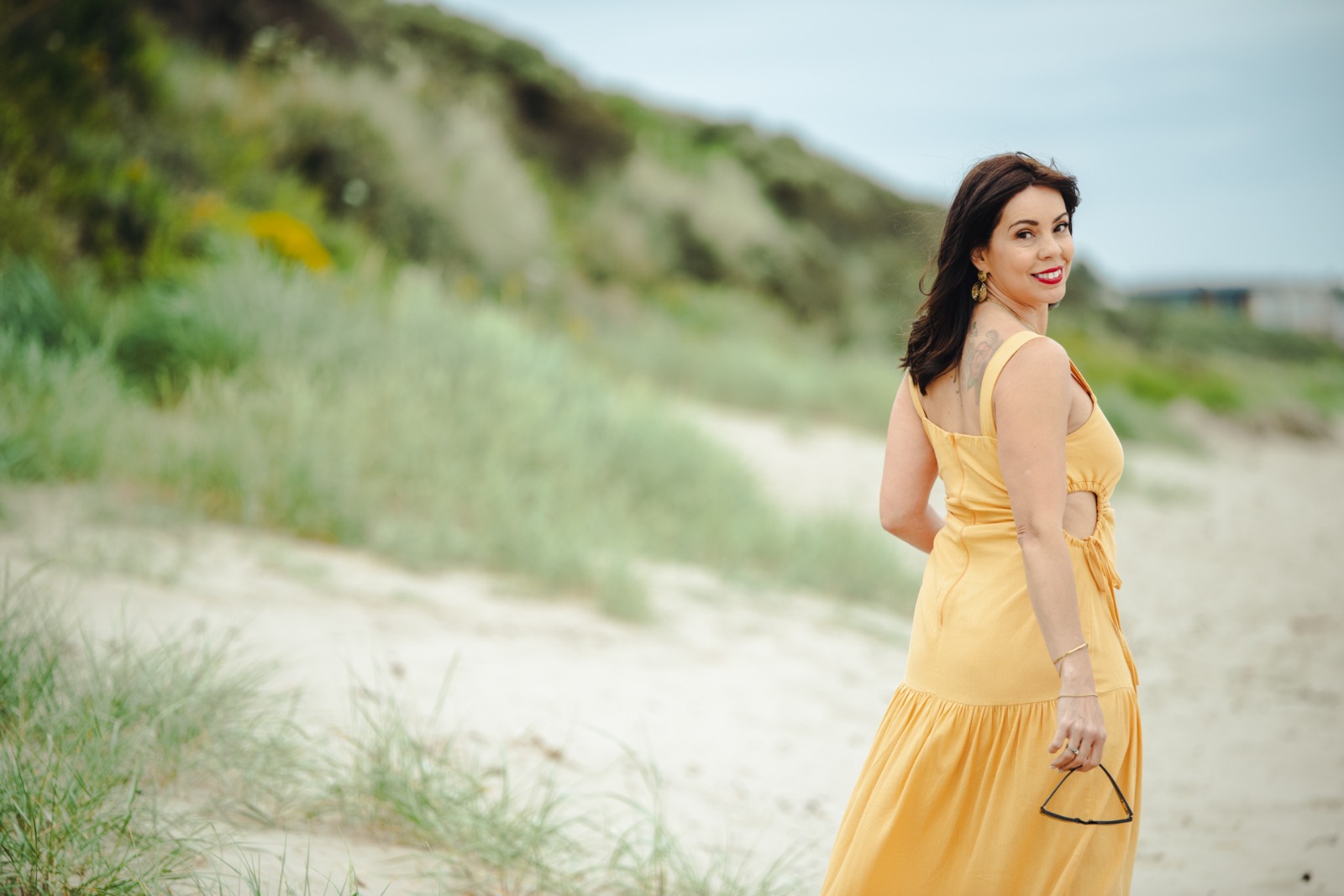 Ana Silva caminhando na praia