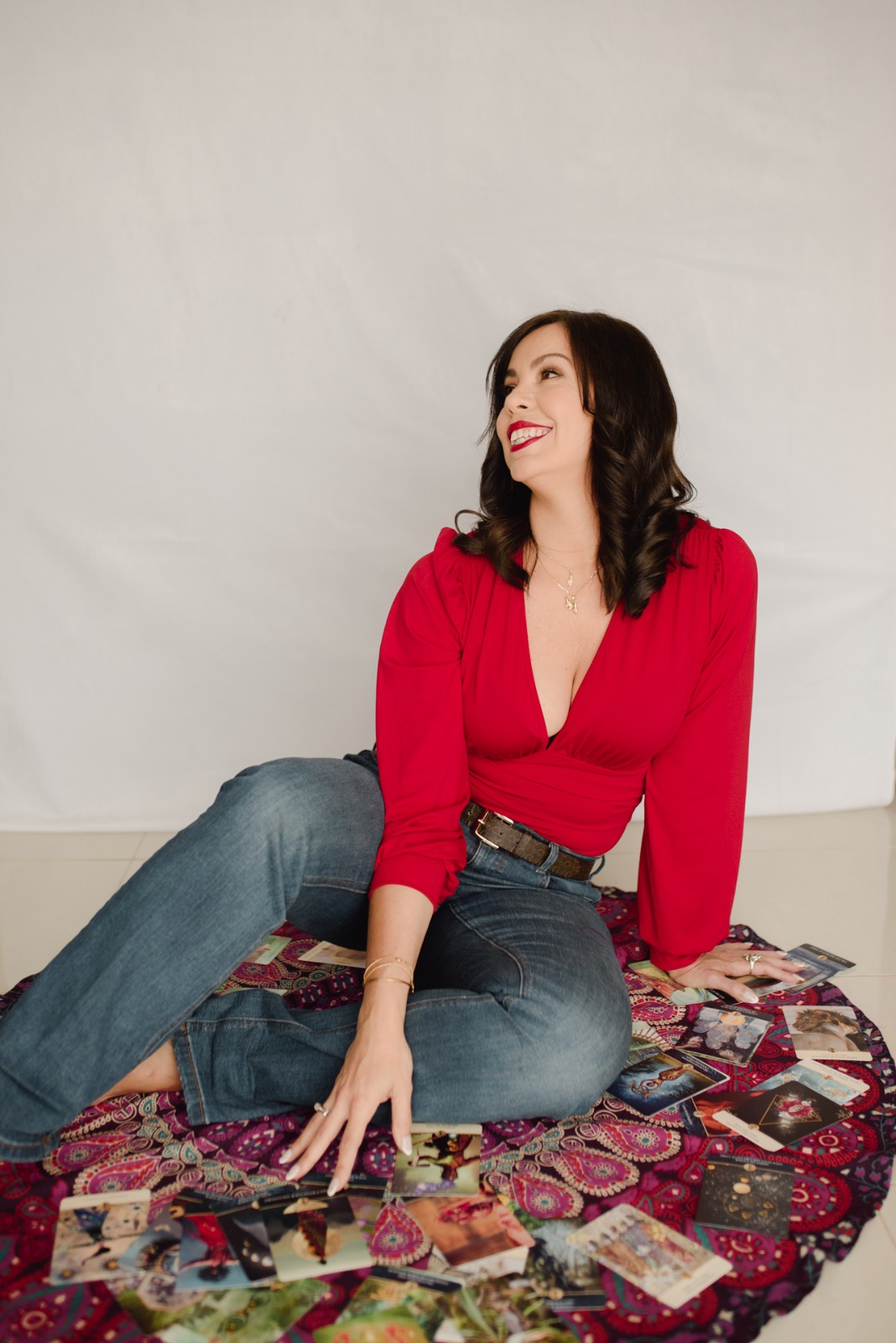 Ana sentada entre cartas de Tarot