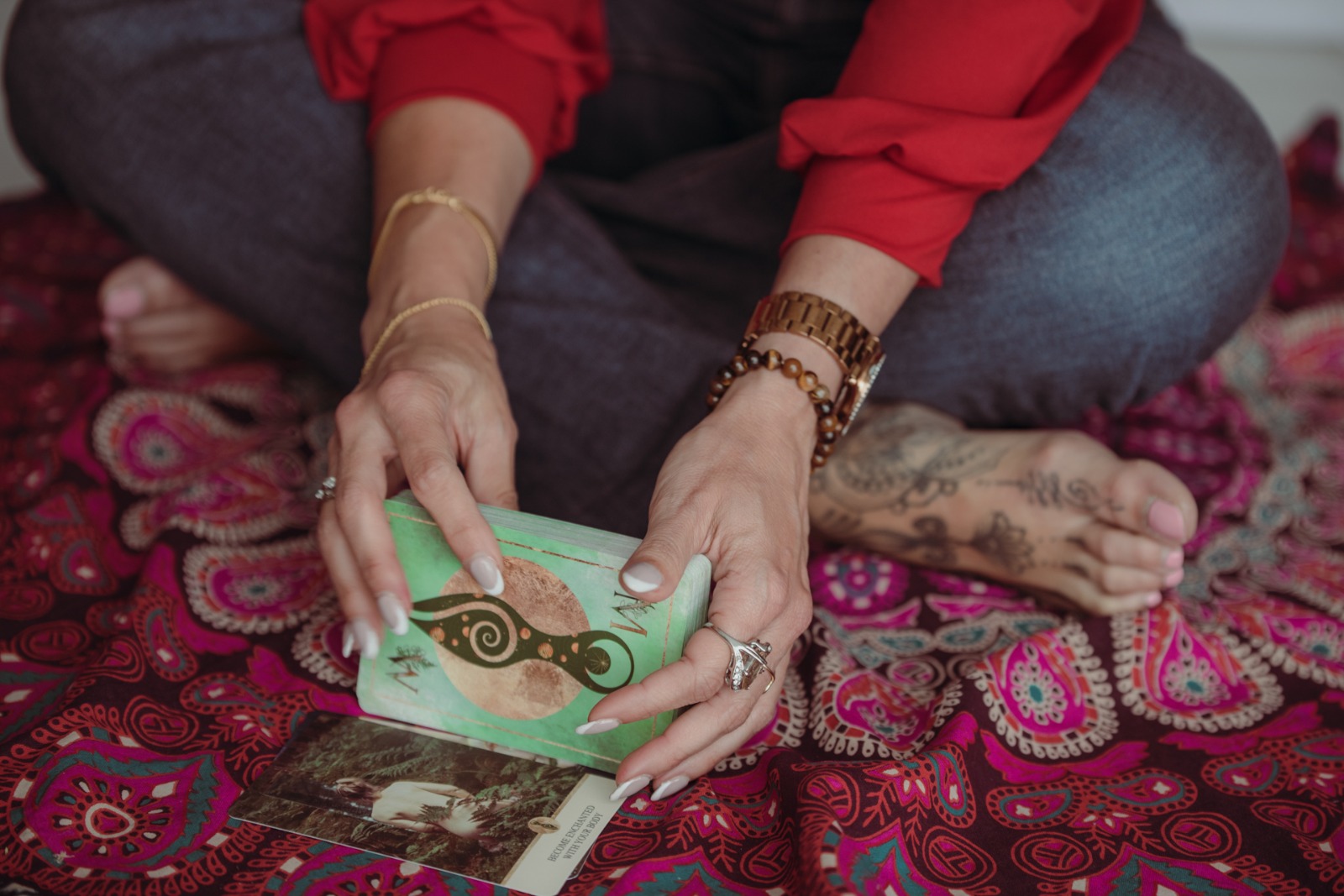 Mãos embaralhando cartas de Tarot